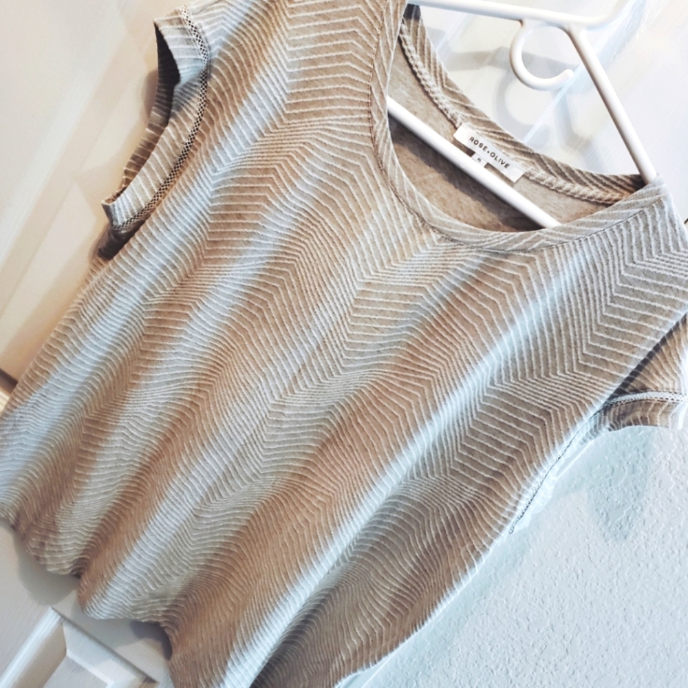 NWOT Rose & Olive Textured Pattern Short Sleeve Blouse